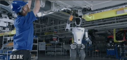 天才少年離職創業 稚暉君半年打造多功能人形機器人，上得工廠下得廚房，智能機器人銷售火爆